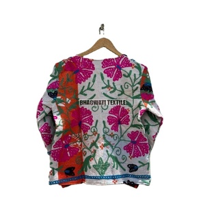 Chaqueta Kantha Bohemia para mujer de la India, diseño Suzani bordado a mano, algodón tejido con borde crudo, característica transpirable - Product Image 2