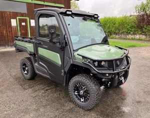 Véhicule utilitaire John Deere Gator vert et noir pour adultes, tout-terrain 4x4, pick-up - Product Image 1