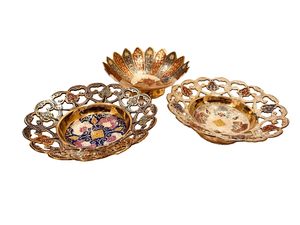 Cuenco Decorativo de Latón con Diseño Floral, Acabado Dorado, Esmalte Multicolor, Base en Forma de Hoja de Loto - Product Image 2