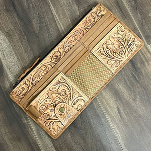 Organisateur de pare-soleil de voiture en cuir personnalisé, fait main, avec motif floral western et multiples poches de rangement pour les essentiels de voyage - Product Image 4