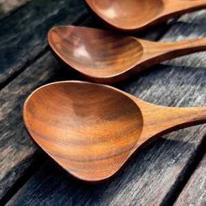 Cuillère de service en bois naturel pour salade, ustensile de cuisine fait main en bois massif, manche long, finition lisse et durable, compatible lave-vaisselle - Product Image 3