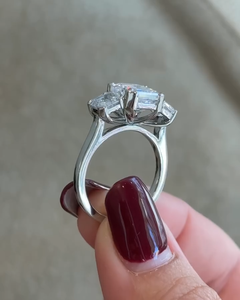 Bague de fiançailles solitaire à trois pierres avec diamant de laboratoire taille Asscher de 2 carats et pierres latérales taille Asscher de 1 carat total, certifiée IGI - Product Image 6