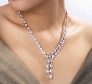 Collar Exclusivo con Colgante Chapado en Oro de 18K |   Joyería de Lujo Premium para Regalo de Compromiso y Boda - Product Image 5