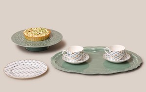 Fabricada con delicados motivos ornamentales, esta bandeja decorativa de metal puede ser utilizada para servir té, café, postres, bocadillos y frutas. - Product Image 4