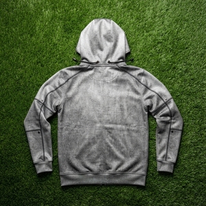 Sudadera con capucha gris para hombre con cremallera, detalles de paneles, múltiples bolsillos, estilo casual y urbano. - Product Image 6