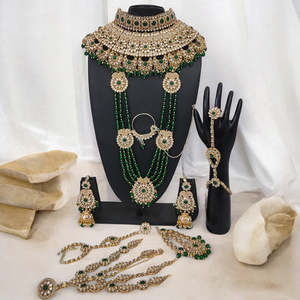 Ensemble de bijoux de mariée plaqué or Kundan avec boucles d'oreilles en pierres et perles - Product Image 1