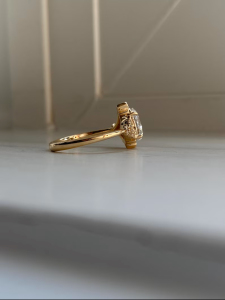 Anillo de Diamantes con Corte de Pera y Diamantes Laterales en Oro Blanco, Elegante Anillo de Compromiso con Halo para Mujer, Joyería Nupcial de Lujo - Product Image 2