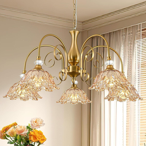 Encantadora lámpara de oro cepillado con cinco delicadas pantallas de cristal floral ámbar en forma de rosas, disponible a precios de mayorista. - Product Image 1