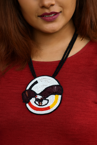 Collier pendentif aigle perlé fait main, design circulaire d'inspiration indigène avec détails multicolores pour un usage culturel - Product Image 6