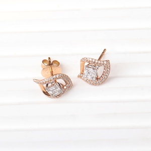 ต่างหูแบบติดหูทรงโค้งประดับเพชรทรงบาแกตต์ทองคำแท้ 18K สีโรสโกลด์จาก Memoria Jewels ขายส่ง - Product Image 4
