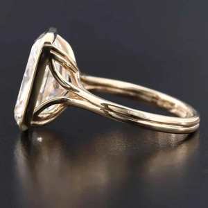 BEST SELLER Bague de fiançailles et de mariage en or jaune 14 carats avec diamant de laboratoire taille radiant 4 carats, certifié IGI, E VVS2, sertissage clos de luxe - Product Image 3