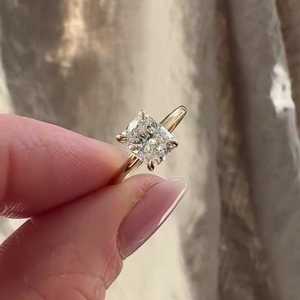 Anillos de compromiso y boda solitarios de oro macizo de 14K y 18K con diamante cultivado en laboratorio con corte cojín certificado IGI, engaste de púas para mujer, de Orave - Product Image 2