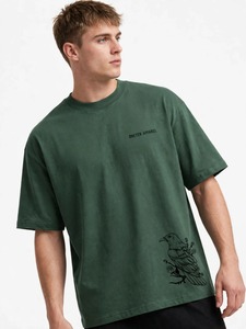 ONETEN APPAREL Camiseta verde de manga corta con cuello redondo y estampado gráfico de pájaros para hombre - Product Image 6