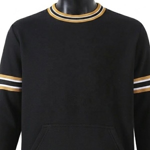 Sweat-shirt à col rond noir pour homme de la Fraternité, tricoté, avec rayures dorées et blanches sur les manches et le bas, coupe classique, pull décontracté - Product Image 2