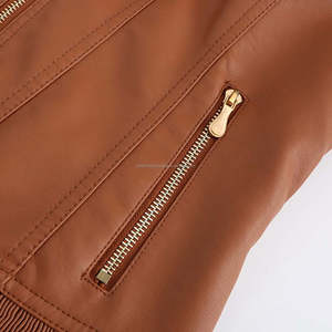 Elegantes chaquetas de cuero marrón con capucha para mujer con bolsillos con cremallera y forro Sherpa acogedor para comodidad y estilo de invierno - Product Image 5