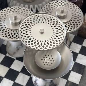 Encensoir sur piédestal en acier inoxydable blanc pur nordique, avec bassin métallique perforé, ensemble brûleur à oud 100% naturel et durable - Product Image 4