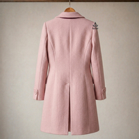 Manteau en laine rose uni élégant pour l'automne, style grec coupe droite, de la Sororité Delta Sigma, parmi les insignes maçonniques héritages.