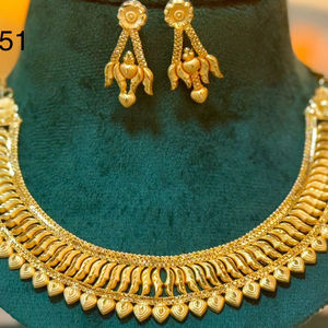 ชุดเครื่องประดับสร้อยคอและต่างหูรูปดอกไม้ชุบทอง 24K จาก MOLL JEWELLERS ดีไซน์อินเดียทันสมัย ผลิตจากโลหะผสมสังกะสี ประดับด้วยเพชรซิร์คอน เหมาะสำหรับเป็นของขวัญงานแต่งงานสำหรับผู้หญิง - Product Image 1