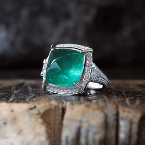 Anillo de Oro Blanco Sólido de 18k con Corte Trillian Redondo Natural de 0.80ct, Diamantes de 0.45ct y Esmeralda Zambiana Sugarloaf de 13.76ct, Anillo de Boda - Product Image 2