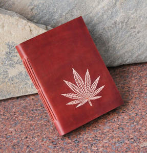 Cadeaux populaires : Journal de bureau pour étudiants en cuir véritable fait main, avec couverture avant gaufrée motif feuille de chanvre et papier, en cuir de chèvre TC - Product Image 5