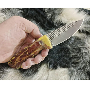 Cuchillo de cocina artesanal tipo raspador con mango de resina y funda de cuero - Product Image 3