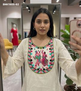 Collection de hauts longs en pur coton Khadi pour les fêtes, avec motif et broderie multi-fils sur le col, fournisseur de Surat pour la mode féminine. - Product Image 4