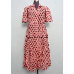 Robe midi florale Kangura pour femme, 100 % coton écologique, style Kangura, col en V, manches courtes, boutons décoratifs, lavable. - Product Image 3