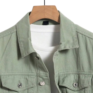 Chaqueta vaquera verde para hombre con cuello camisero, botones frontales, manga larga, bolsillos con solapa en el pecho, bolsillos laterales y puños con botones, estilo casual tipo camionero. - Product Image 4