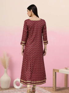 ชุดคุर्ตาทรงเอไลน์สีแดงเลือดหมูสำหรับผู้หญิง ผ้าเรยอนพิมพ์ลายบูติสีทอง คอทรงกลม แขนสามส่วน ออกแบบมาเพื่อการสวมใส่ลำลองสไตล์ชาติพันธุ์ทั่วโลก - Product Image 4