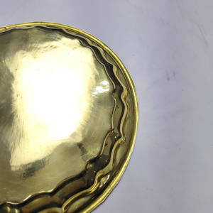 Plat de service rond en laiton gravé à la main avec bord festonné – Plateau floral gravé doré vintage - Product Image 6