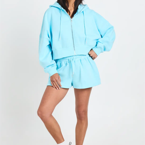 Ensemble personnalisé pour femme : short long respirant à empiècements (longueur genou) et sweat à capuche zippé, motif uni, en molleton, collection Printemps/Été - Product Image 1