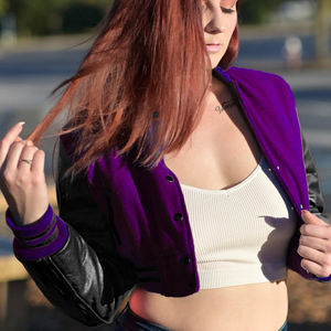 Blouson Bomber Femme Style Universitaire Violet et Noir avec Manches en Similicuir – Veste Décontractée Tendance pour Dames - Product Image 2