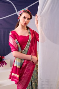 Sari Tradicional Indio Informal con Estampado Floral para Uso Diario y Eventos Festivos para Mujer, Atuendo Cómodo, Elegante y Moderno - Product Image 2