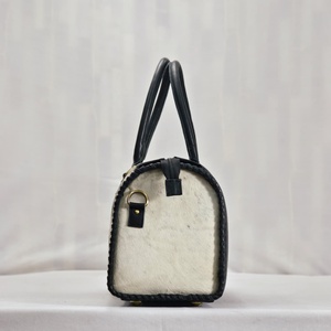 Bolso de Hombro Deportivo de Diseño 2026, Hecho a Mano, en Blanco y Negro con Peluche, 100% Cuero Genuino, Ligero e Impermeable - Product Image 3