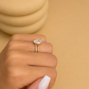 Bague de fiançailles ovale en diamant de laboratoire de 2 carats avec alliance pavée en or jaune 14 carats, clarté VVS2, certifiée IGI - Product Image 3