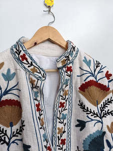 Veste en tissu Kantha pour femmes avec broderie Suzani faite à la main, vêtements indiens traditionnels, artisanat artisanal, manches longues - Product Image 3