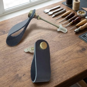 Poignée de tiroir moderne réglable en cuir et métal Ba pour armoires de rangement de chambre, cuisine et salle de bain - Product Image 3