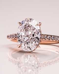 Bague solitaire élégante et luxueuse en or massif 14 carats avec diamant ovale de laboratoire serti à griffes et bande pavée, pour femme, idéale pour mariage ou fiançailles. - Product Image 1