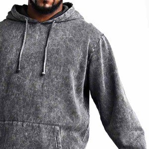 Survêtement homme en coton épais délavé à l'acide, avec broderie de patchs usés, pantalon de survêtement évasé et sweat à capuche, en vente - Product Image 2