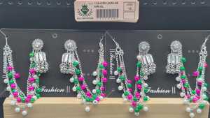 Pendientes de plata con diseño de campana de filigrana y centro de gemas circulares ornamentadas, cuentas coloridas, cadenas verdes, rosas y blancas, estilo étnico festivo. - Product Image 3