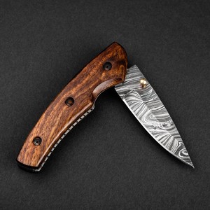 Cuchillo de bolsillo plegable de acero de Damasco hecho a mano, con hoja de 7.5 pulgadas, borde serrado, mango de madera y punta de cuchillo tipo Drop Point, ODM/OEM. - Product Image 6