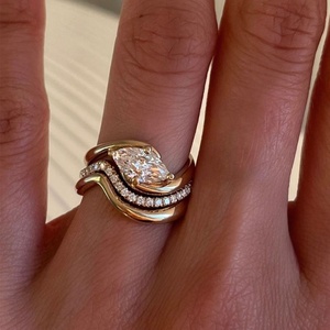 Ensemble de bagues de mariage de luxe plaqué or 18 carats avec diamant de laboratoire taille marquise unique, bande ondulée incurvée, certifié IGI - Product Image 1
