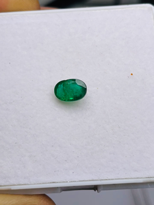 Esmeralda Natural de Zambia, Corte Ovalado, 1.46 Quilates, Grado AAA, Certificada por IGI, con un Brillo Excelente y un Bonito Color Verde para la Elaboración de Joyas - Product Image 2
