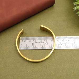 กำไลข้อมือทองคำแบบมินิมอล ดีไซน์เรียบง่าย เปิดได้ ใส่ได้ทุกวัน ทันสมัย เรียบหรู ทำจากทองเหลือง เหมาะเป็นของขวัญสำหรับเธอ - Product Image 2