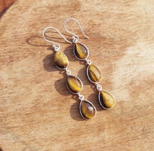 Elegantes Pendientes de Aro de Latón Natural con Piedras Preciosas, Disponibles a un Precio Razonable - Product Image 1