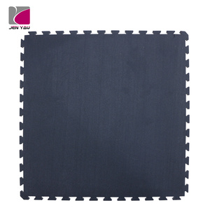 Dalles de sol de salle de sport en caoutchouc robuste 100x100cm 18mm d'épaisseur Double couche Non toxique Sans odeur Absorption des chocs Noir/Bleu Imperméable - Product Image 6