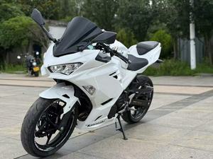 Moto sportive à deux cylindres parallèles refroidie par liquide de 400 cm3, très bien notée, avec ABS standard, avec 3 ans de garantie - Product Image 1