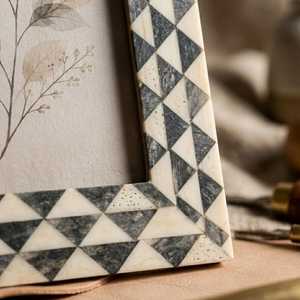 Porte-photos en résine artisanale haut de gamme avec incrustation d'os, cadre décoratif personnalisé avec design mosaïque artistique pour les intérieurs modernes et luxueux - Product Image 2