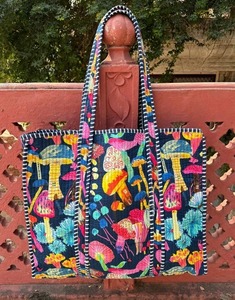 Sac fourre-tout en coton matelassé multicolore : imprimé à la main, idéal pour les voyages - Product Image 4