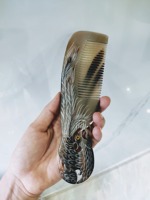 Nouveau design Peigne en corne de buffle artisanal écologique Couleur naturelle Peigne à cheveux moderne Massage de la barbe Personnalisable Utilisation polyvalente